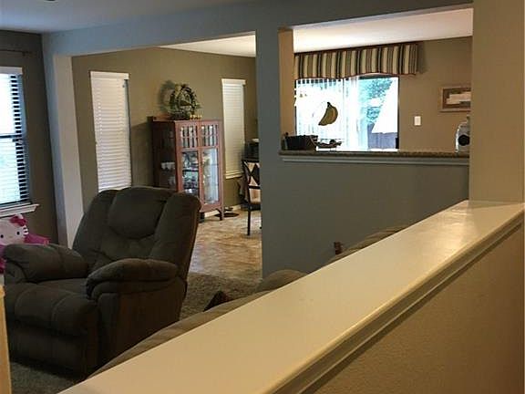 3rd image of 1114 Hyde Park Dr