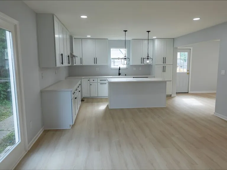 512 N Warren Ave — Photo 4