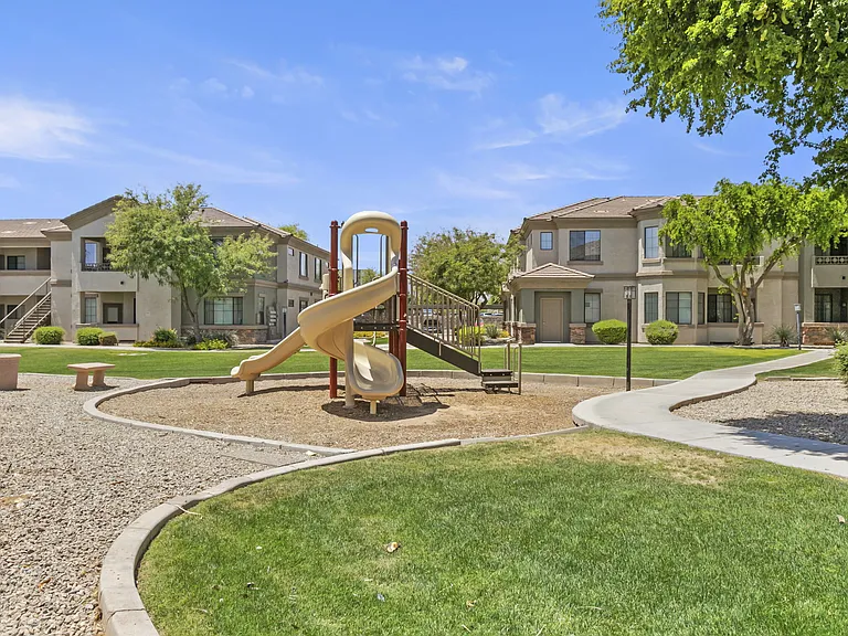 Adiamo Palm Valley Apartments in Goodyear, AZ