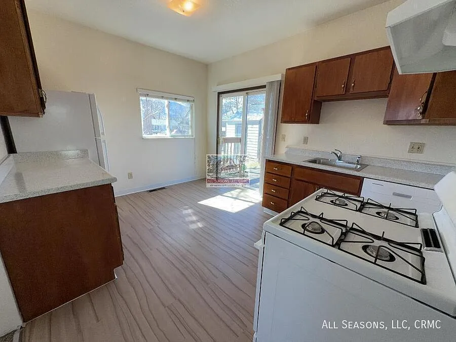 826 South Cascade Avenue — Photo 4