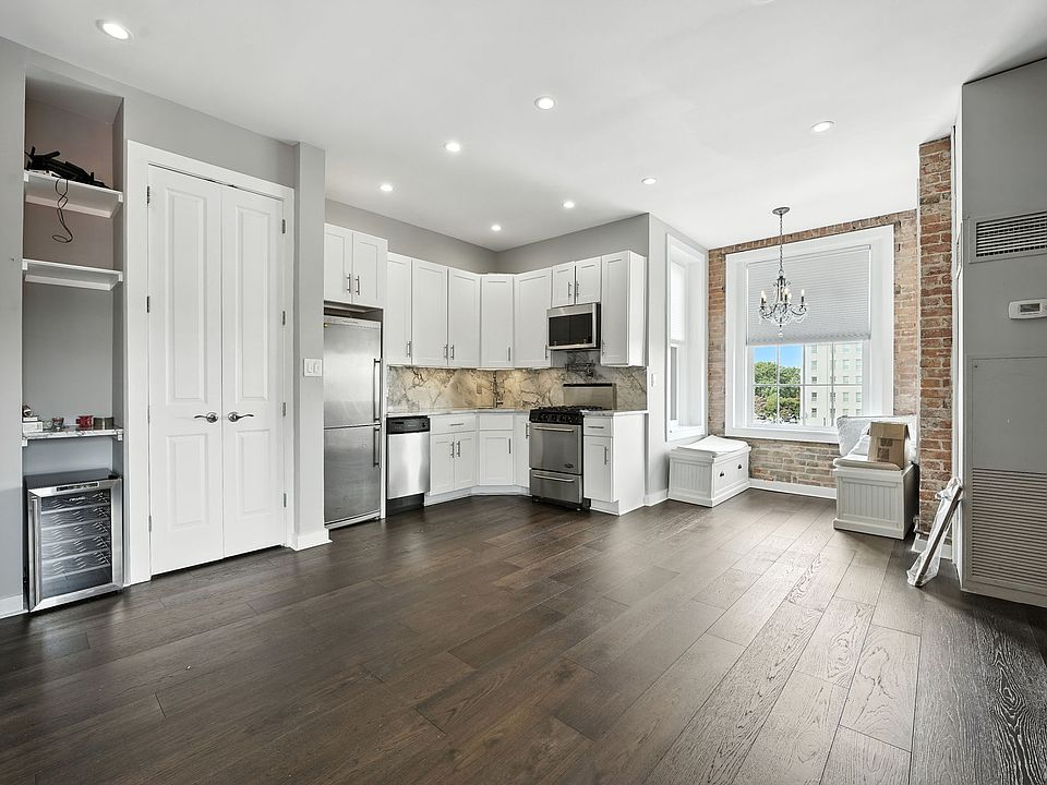 1st image of 333 2nd St NE