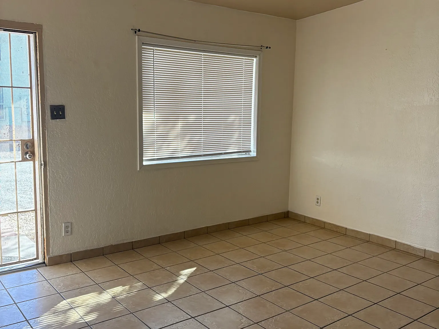 2 bed, 1000 sqft, $975 — Photo 3