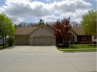 826 River Bluff Dr, Manitowoc, WI 54220