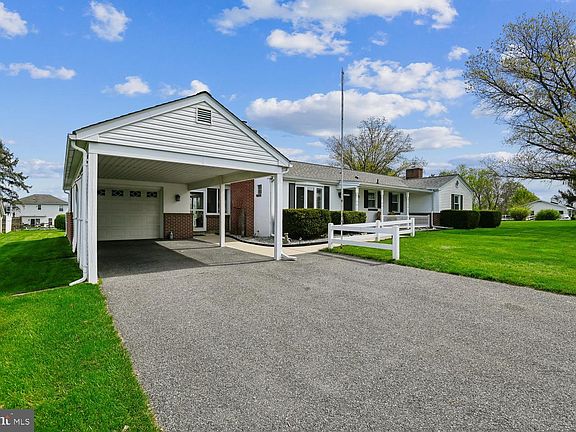 4th image of 438 Hook Rd