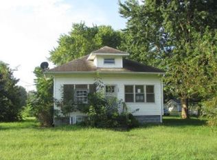 826 Young St, Nokomis, IL 62075