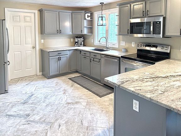 3rd image of 29 Wyndham Hill Dr