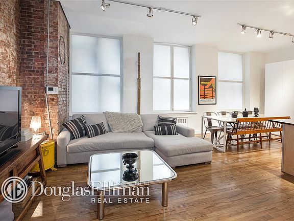 3rd image of 176 Broadway