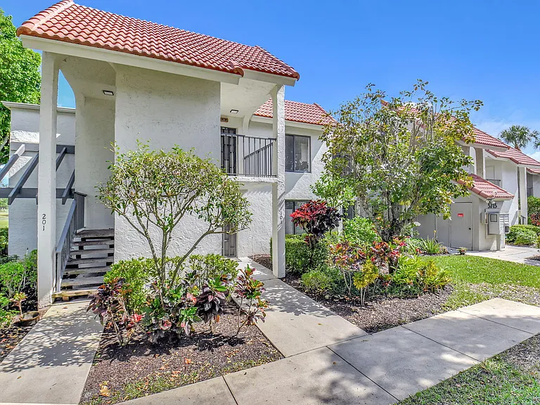 5715 Fairway Park Dr #201 — Photo 2