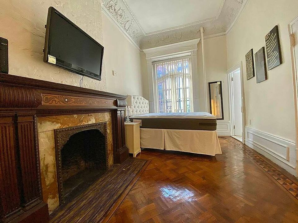 1st image of 33 W 76th St