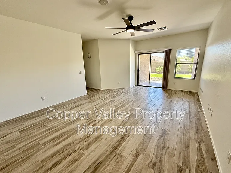 3793 W Wayne Ln — Photo 2