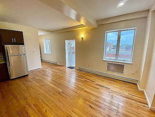 4th image of 257 15th St Ph 4