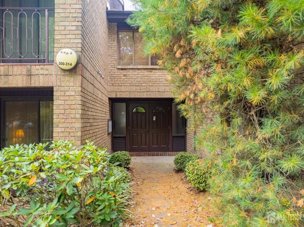 310 Willowbrook Dr, North Brunswick, NJ 08902