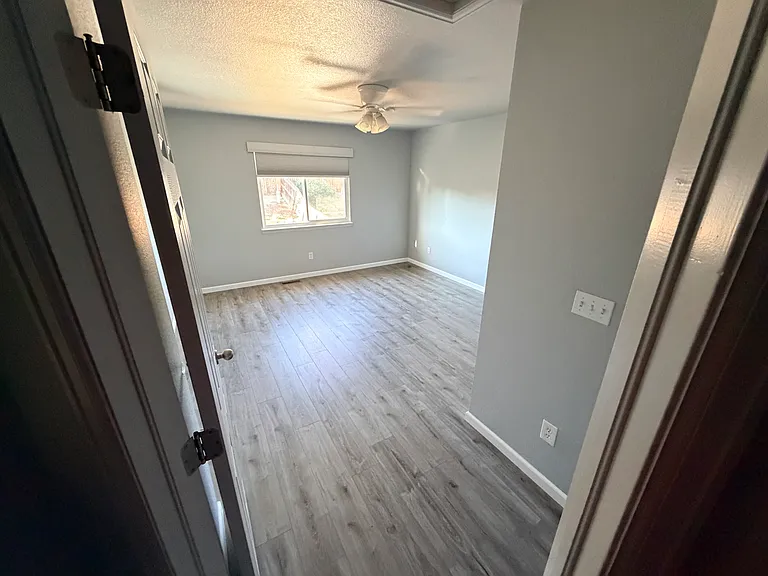 7476 Steward Ln — Photo 3