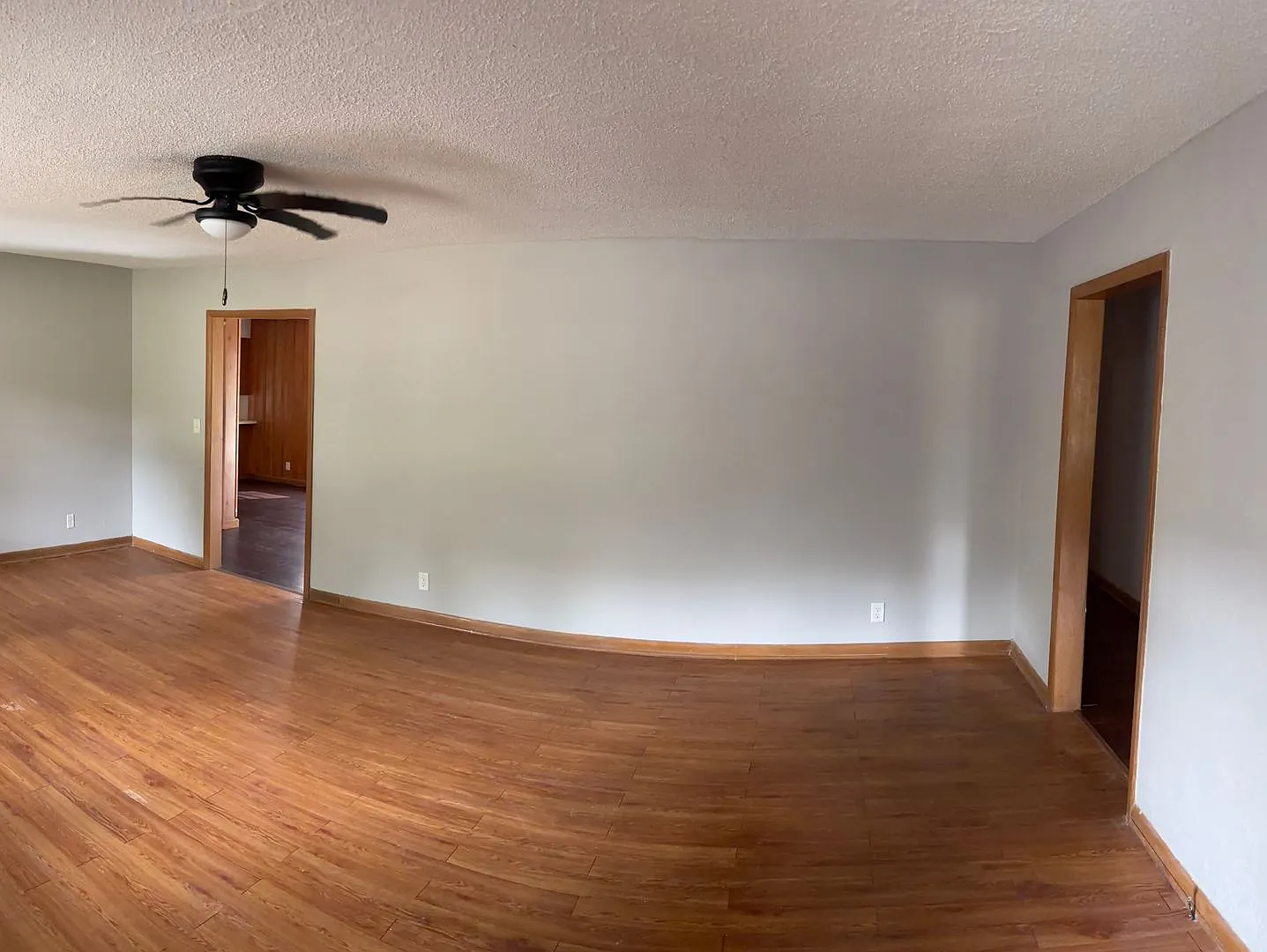 4 bedroom 2 bath house with large backyard — Photo 3