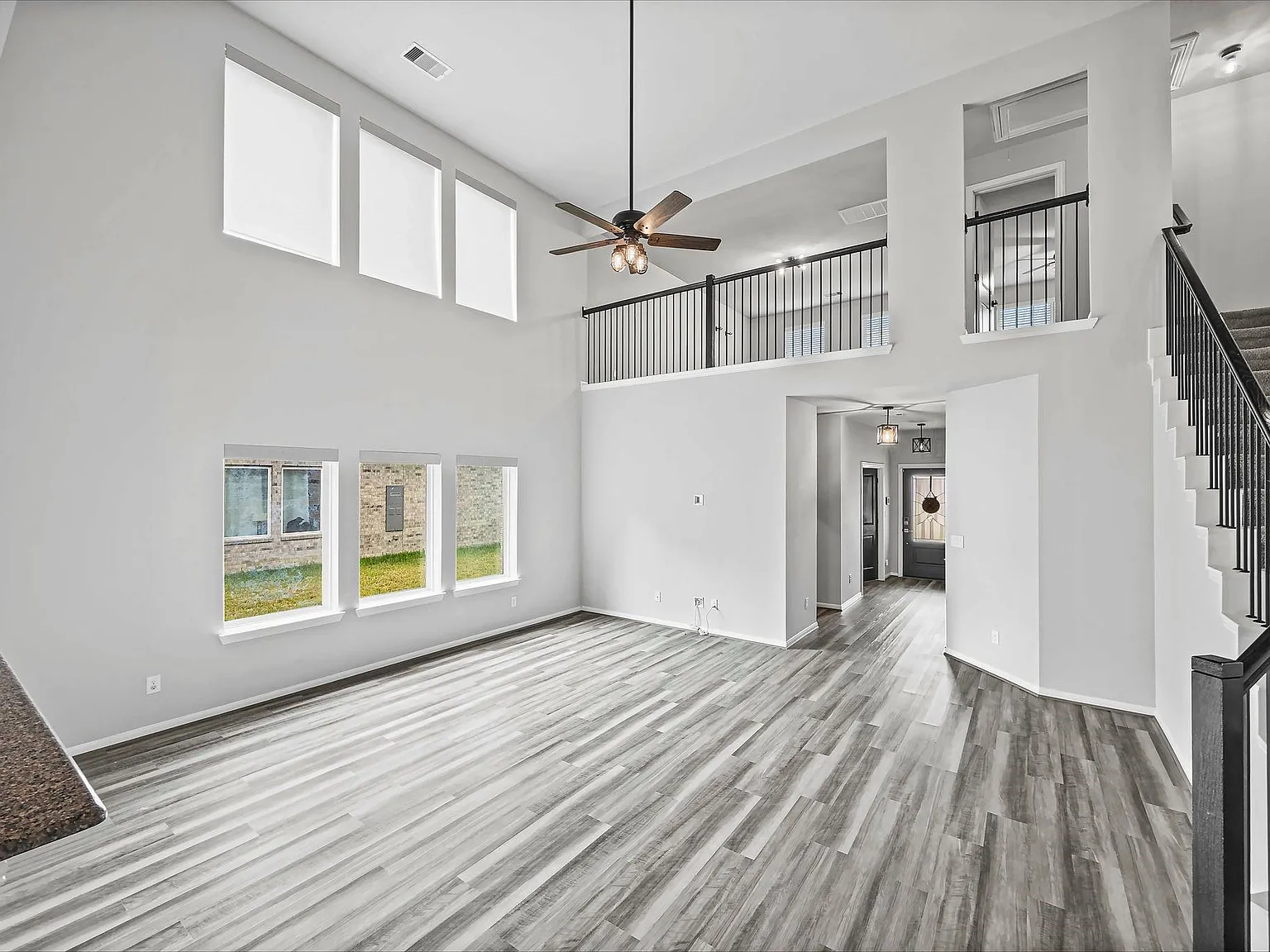 4 bed, 2.5 bath, 2504 sqft, $3,100 — Photo 2