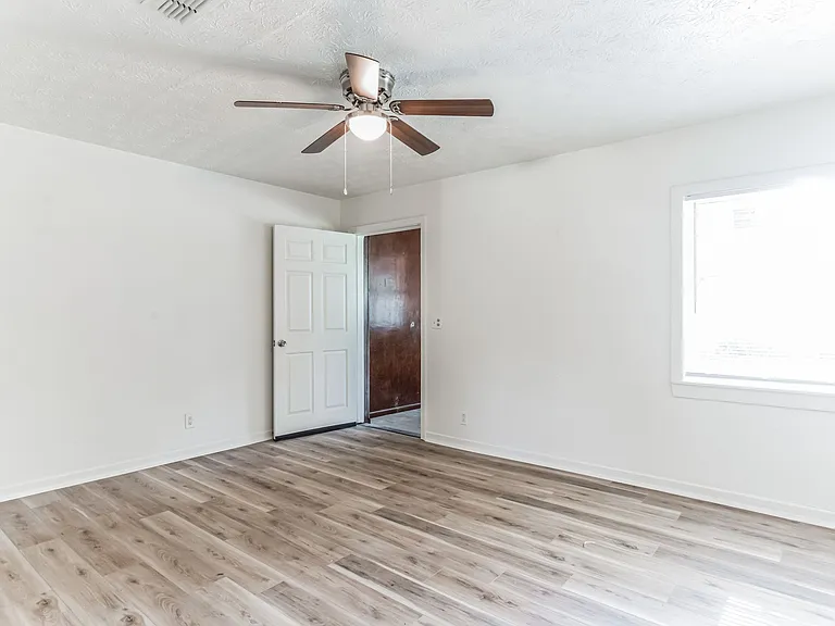 2504 Danson St — Photo 13