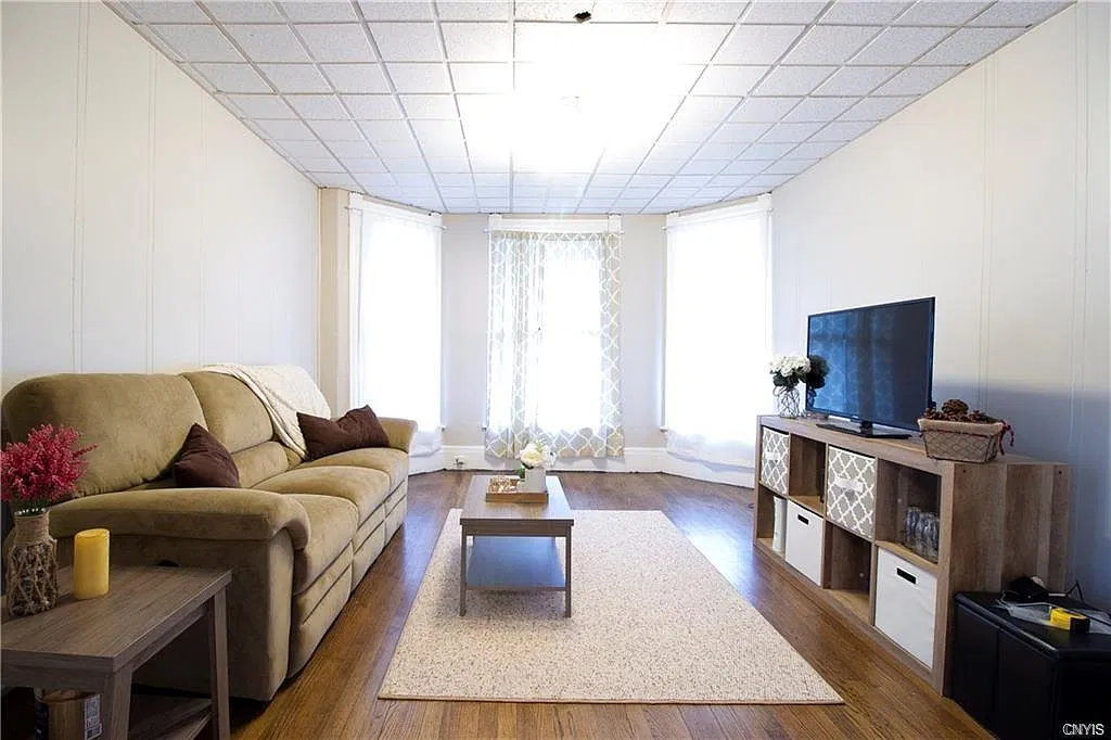 2 bed, $1,300 — Photo 3