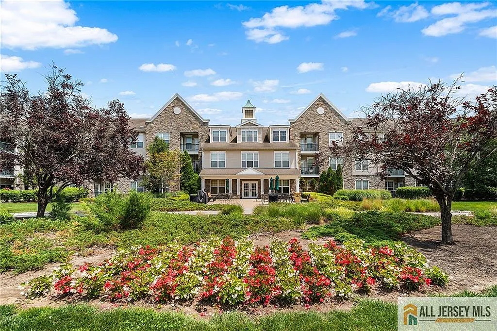 100 Middlesex Blvd — Photo 1