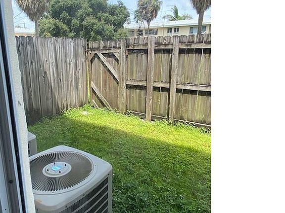 2nd image of 940 NE 170th St APT 214