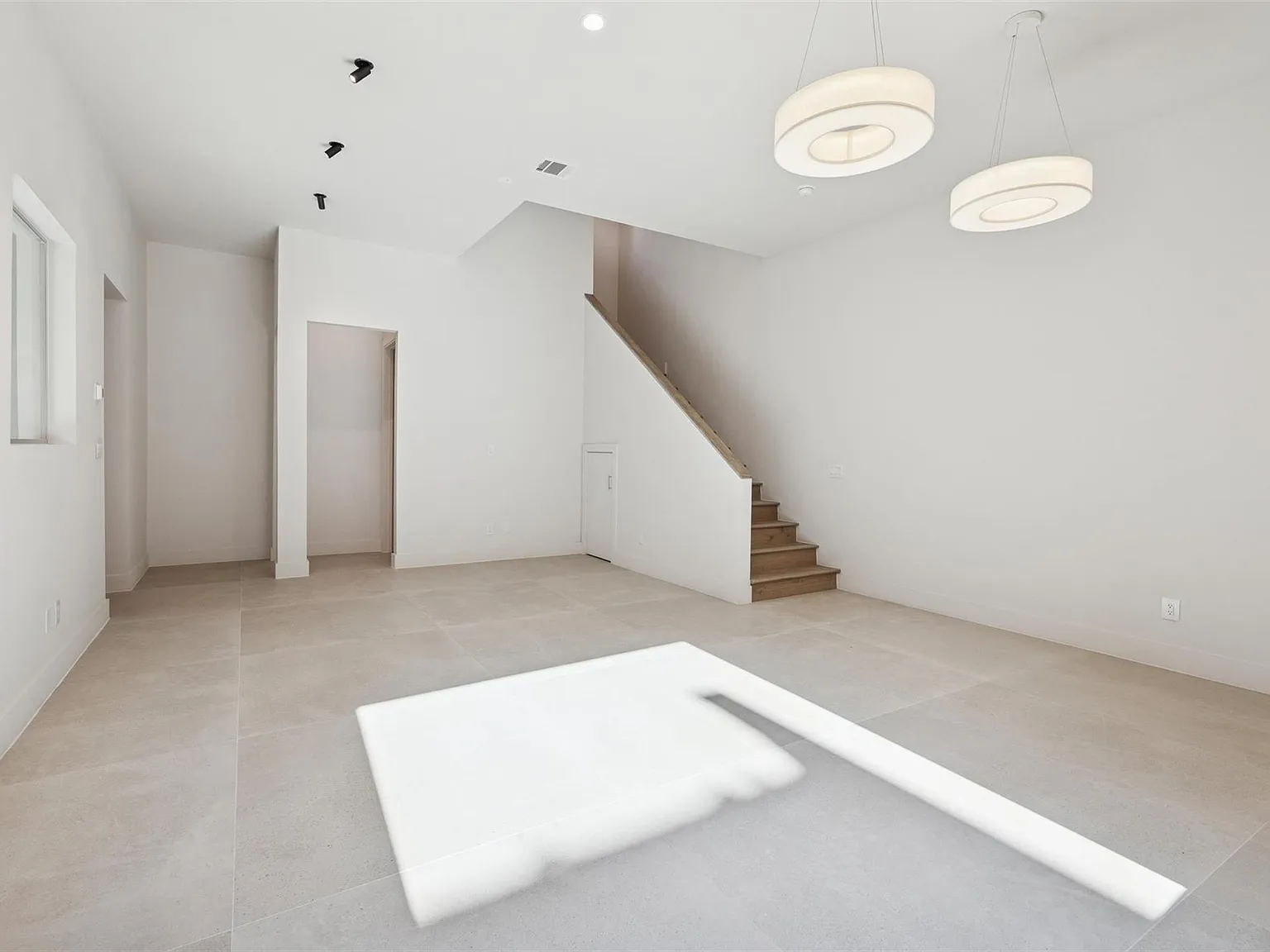 3 bed, 3.5 bath, 2477 sqft, $5,500 — Photo 2