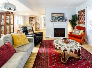227 Tomahawk Ave, Capilano 5, BC V7P1C4