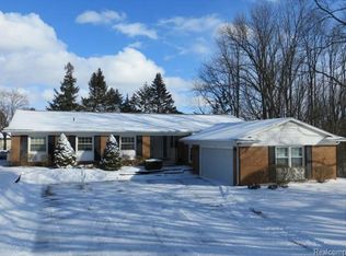 177 Cedarwald Dr, Rochester, MI 48306