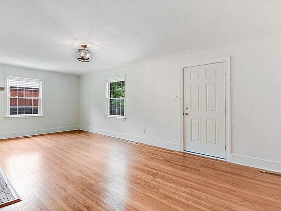 3rd image of 905 S 1st St