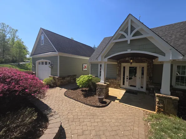 255 Plantation Dr, Penhook, VA 24137