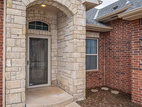 2nd image of 10337 Hawthorn Dr
