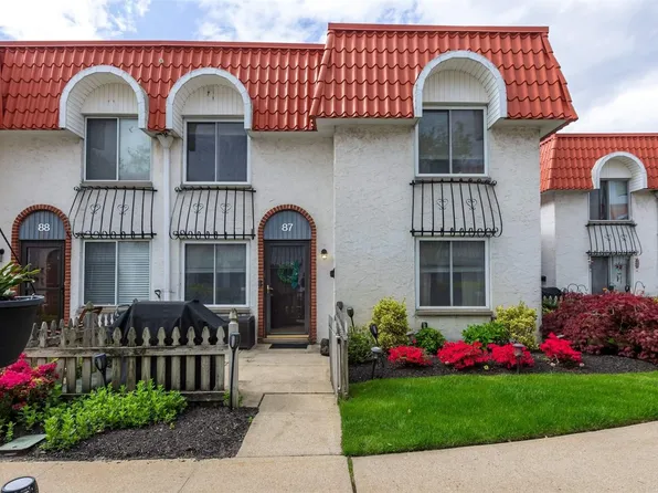 87 Alhambra Drive #87, Oceanside, NY 11572