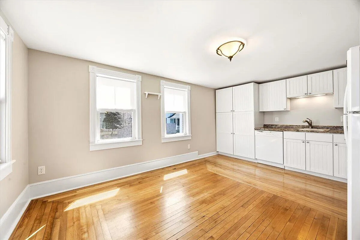 3 bed, 1100 sqft, $2,200 — Photo 3
