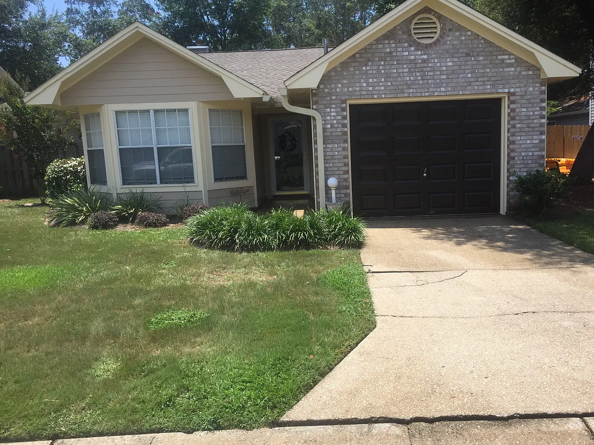 Building Photo - 220 Parkwood Cir
