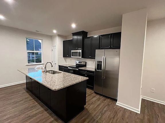 3rd image of 2596 Grantham Place Dr