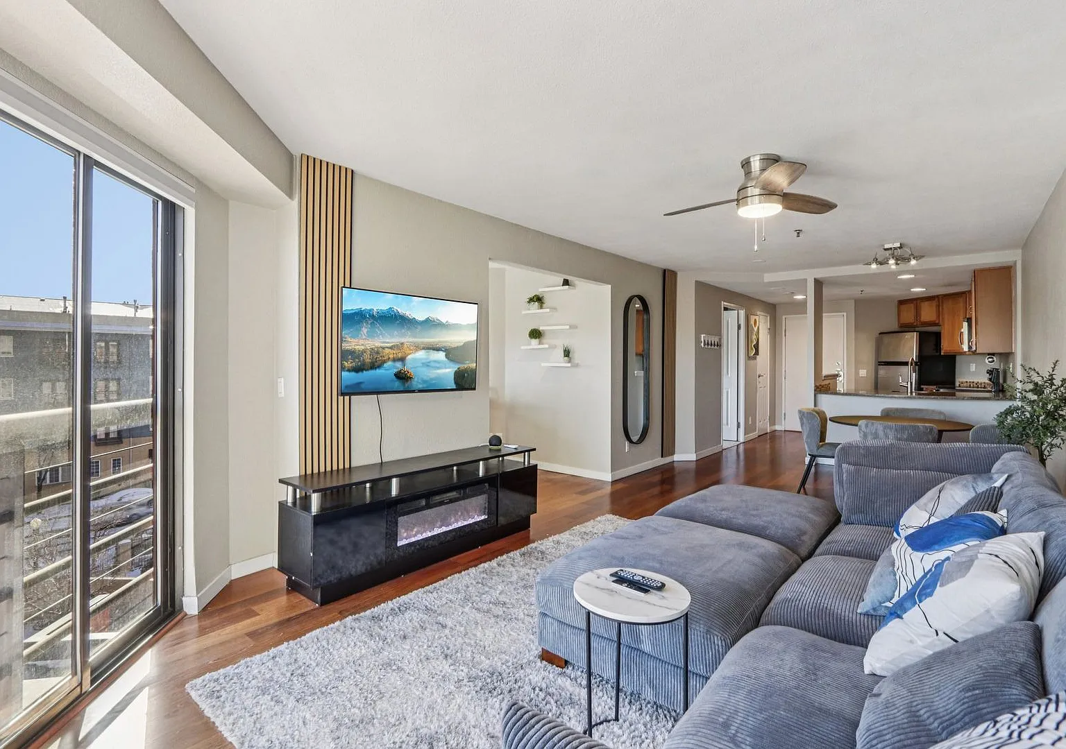 Available NOW! 1 Bedroom 1 Bath Beautiful Condo in Denver! — Photo 2