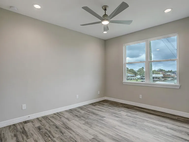 502 Amalfi Dr — Photo 21