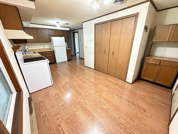 2nd image of 404 W 9th St