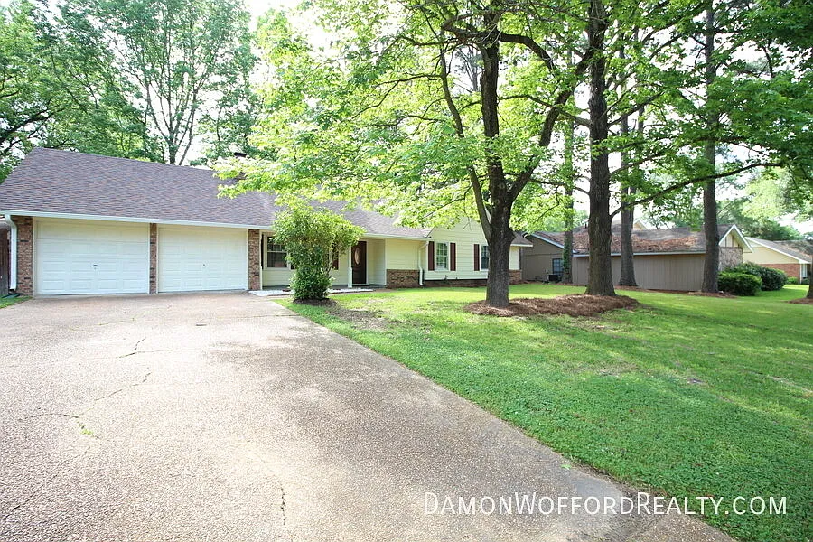 308 Longmeadow Ct — Photo 2
