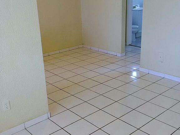 2nd image of 1939 N Glades Dr APT 01