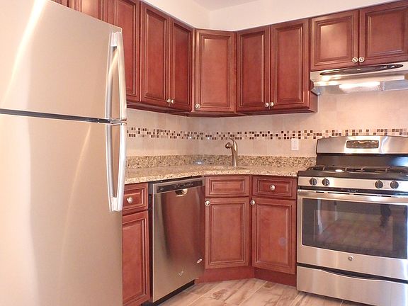 4th image of 3083 29th St #2F