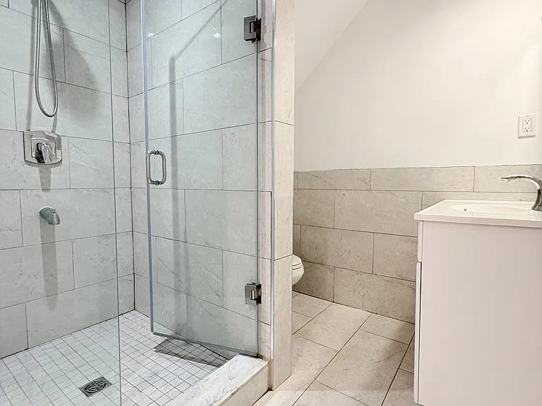 21 Colinayre Cres — Photo 7