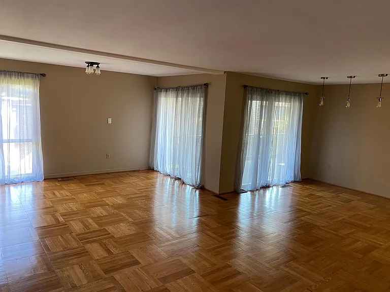 10 Stonehenge Cir #11 — Photo 3