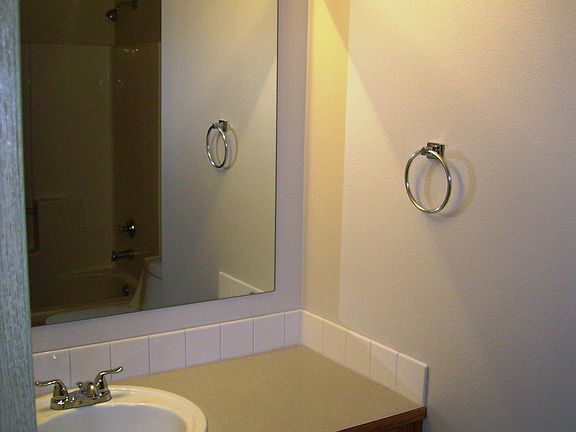 Full bath in hallway