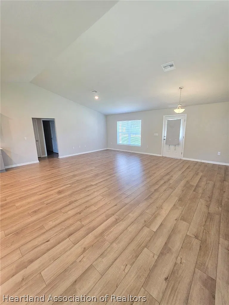 3 bed, 2.0 bath, 1795 sqft, $1,950 — Photo 2