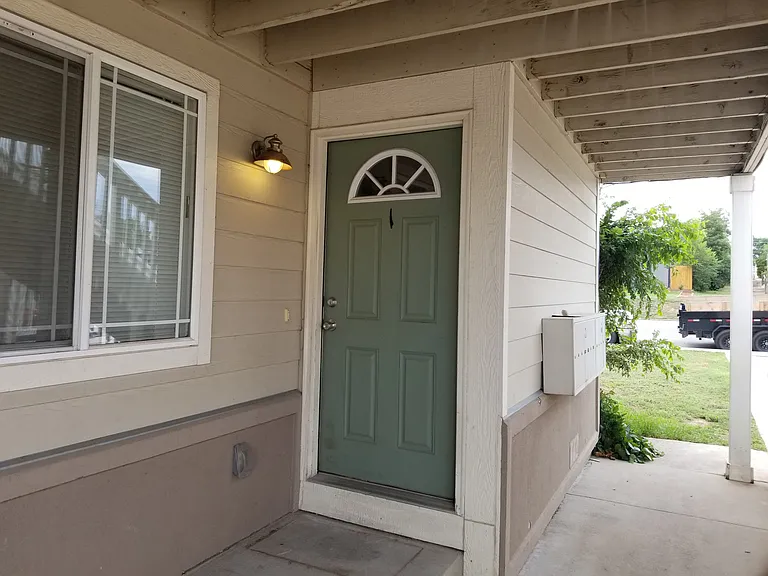 2 bed, 1.0 bath, $1,350 — Photo 10