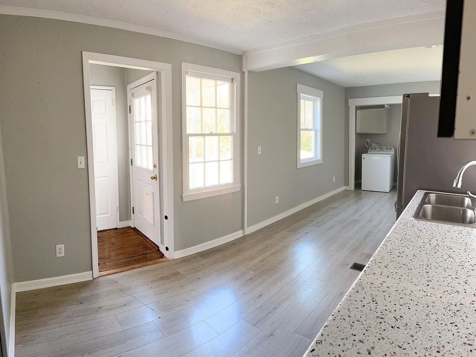 131 N Richmond St — Photo 3