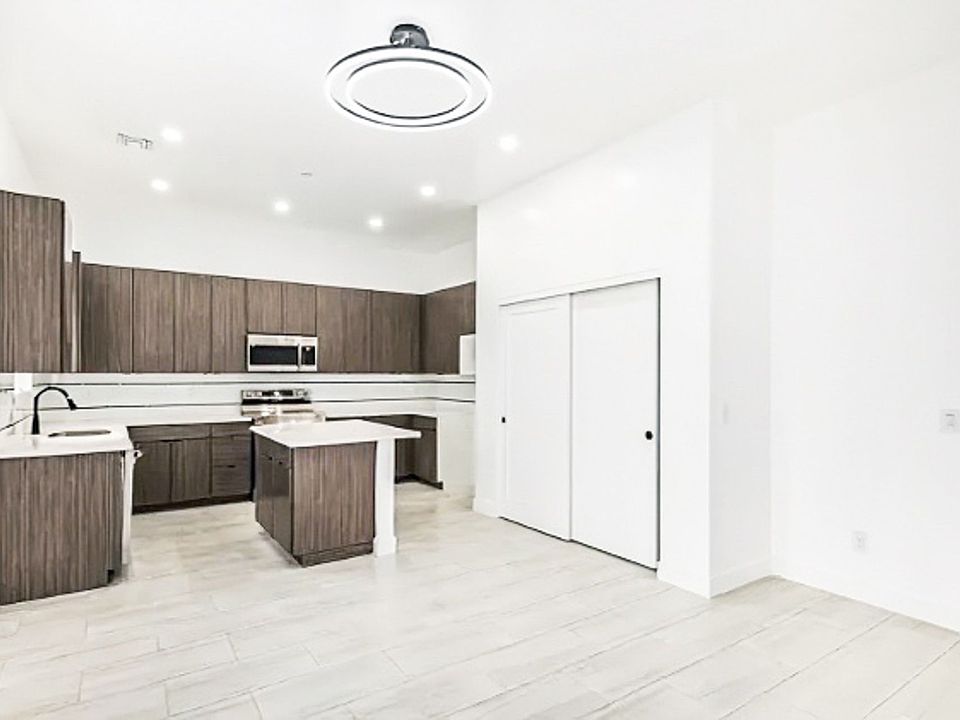 1st image of 3107 N 39th St #6