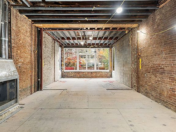 5th image of 212 E 72nd St