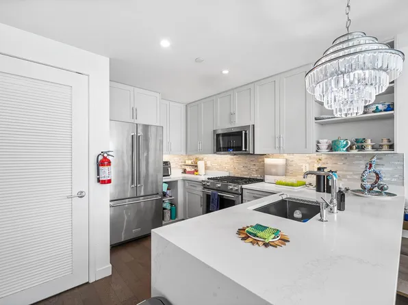 800 Avenue At Port Imperial image 3 of 28