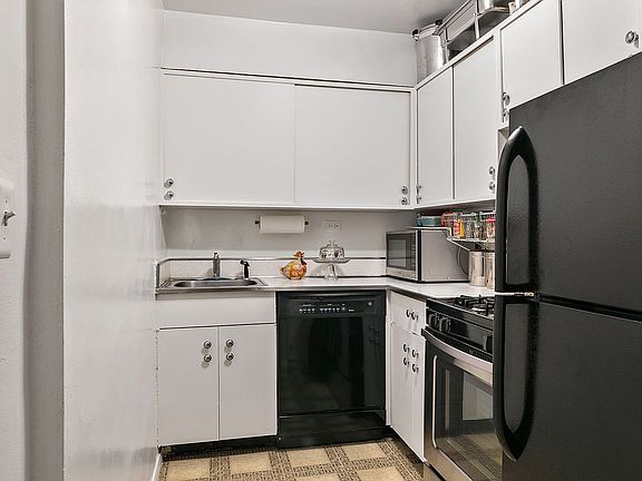 3rd image of 333 E 75th St APT 4F