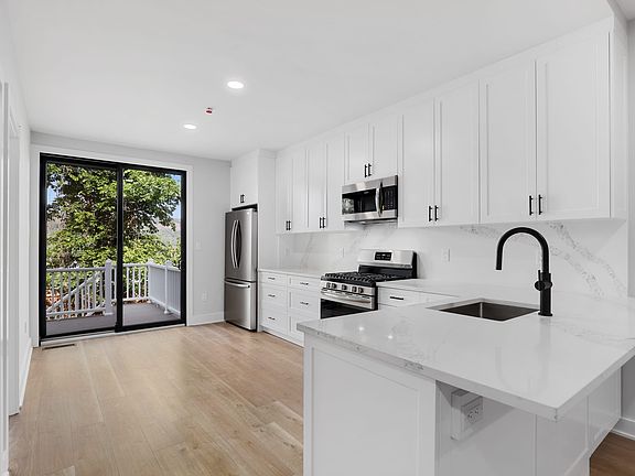 3rd image of 447 Warburton Ave #1